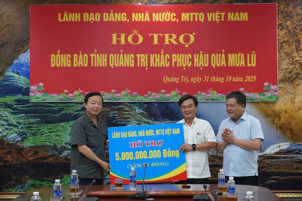 Phó Thủ tướng Trần Hồng Hà trao 5 tỷ đồng của Mặt trận Tổ quốc Việt Nam hỗ trợ tỉnh Quảng Trị triển khai các công việc cấp bách - Ảnh: VGP/Minh Khôi