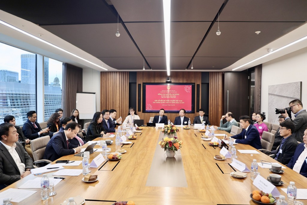 Phó Thủ tướng Nguyễn Chí Dũng gặp gỡ Hội Trí thức người Việt Nam tại Vương quốc Anh và Cộng hòa Ireland - Ảnh: VGP/Thu Sa