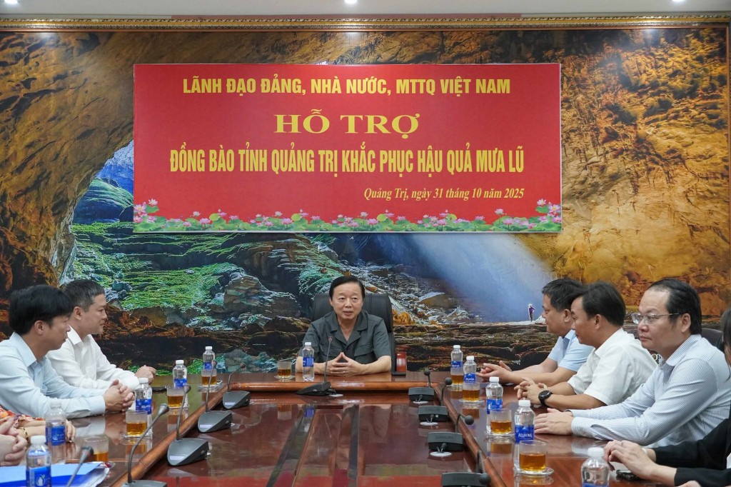 Phó Thủ tướng đề nghị tỉnh Quảng Trị tiếp tục thống kê, đánh giá tình hình; chủ động hỗ trợ nhân dân trong phạm vi của tỉnh - Ảnh: VGP/Minh Khôi