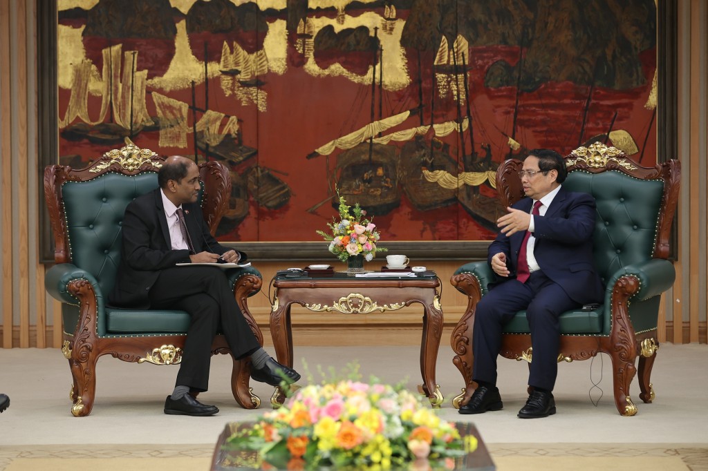 Thủ tướng Phạm Minh Chính chúc mừng, đánh giá cao Đại sứ đã hoàn thành xuất sắc trọng trách tại Việt Nam trong hơn 4 năm qua - Ảnh: VGP/Nhật Bắc