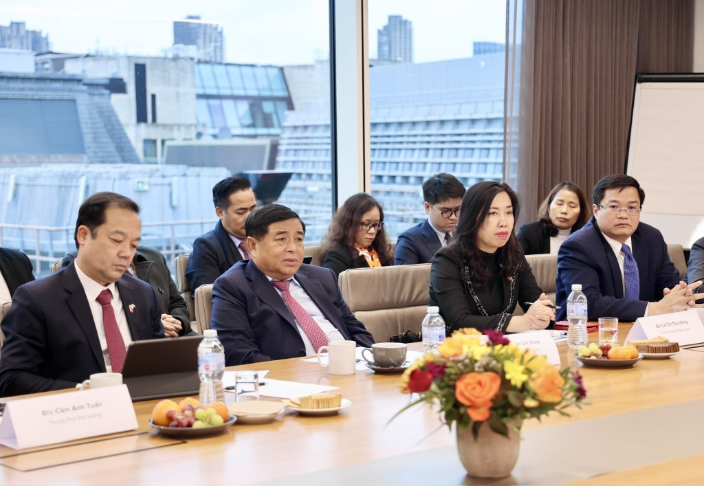 Phó Thủ tướng khẳng định Chính phủ Việt Nam luôn dõi theo, mong chờ những thành công của trí thức người Việt tại Vương quốc Anh và Cộng hòa Ireland - Ảnh: VGP/Thu Sa