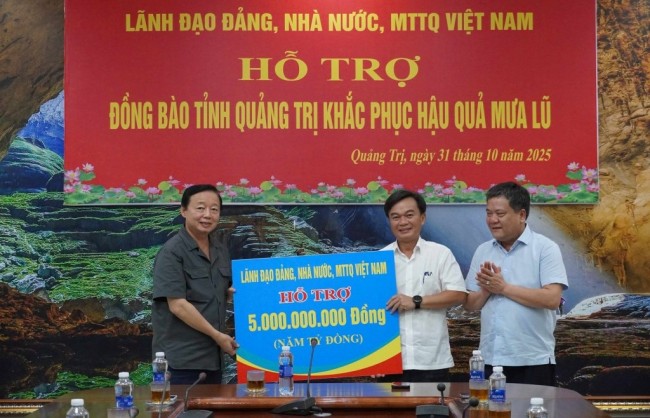 Phó Thủ tướng Trần Hồng Hà trao quà hỗ trợ tỉnh Quảng Trị khắc phục hậu quả mưa lũ