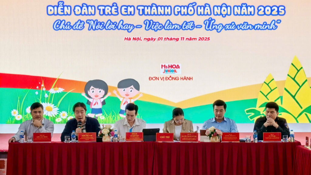 Các thành viên Ban cố vấn chủ trì diễn đàn 