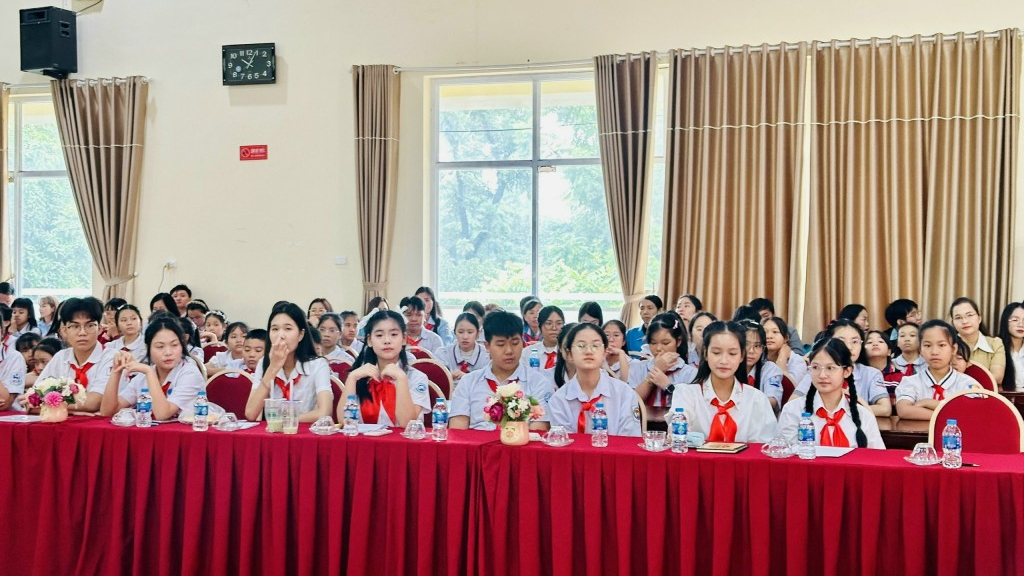 Đại biểu thiếu nhi tham dự diễn đàn 