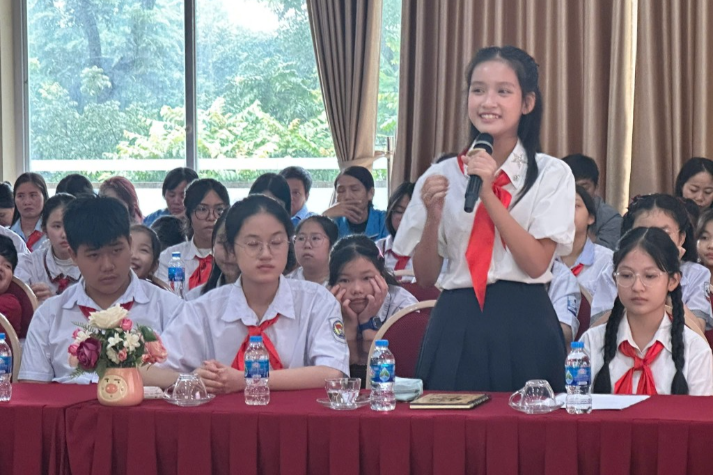 Em Đặng Kim Thiên Kim đặt câu hỏi tại diễn đàn