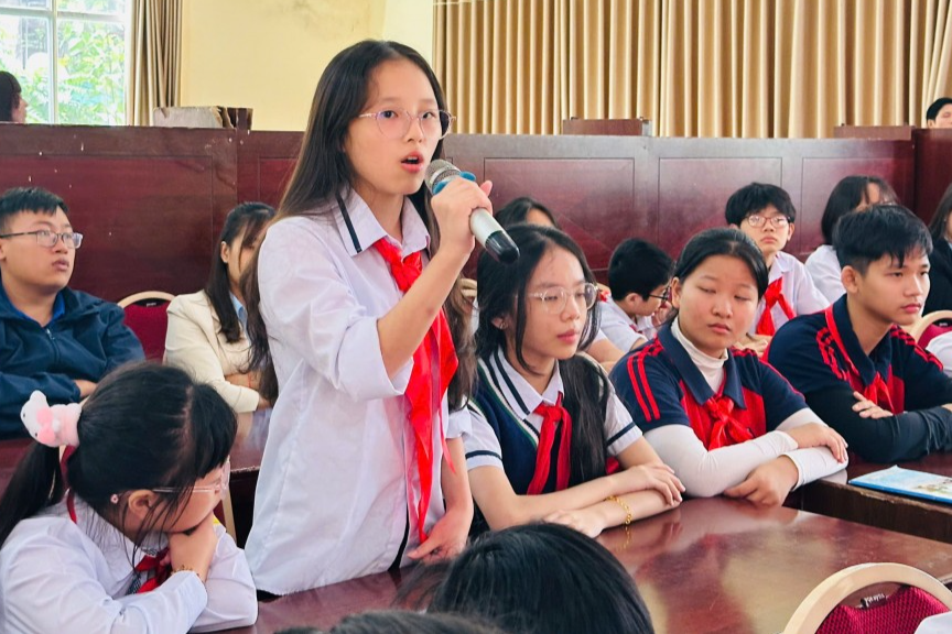 Các em thiếu nhi sôi nổi đặt câu hỏi tại diễn đàn 