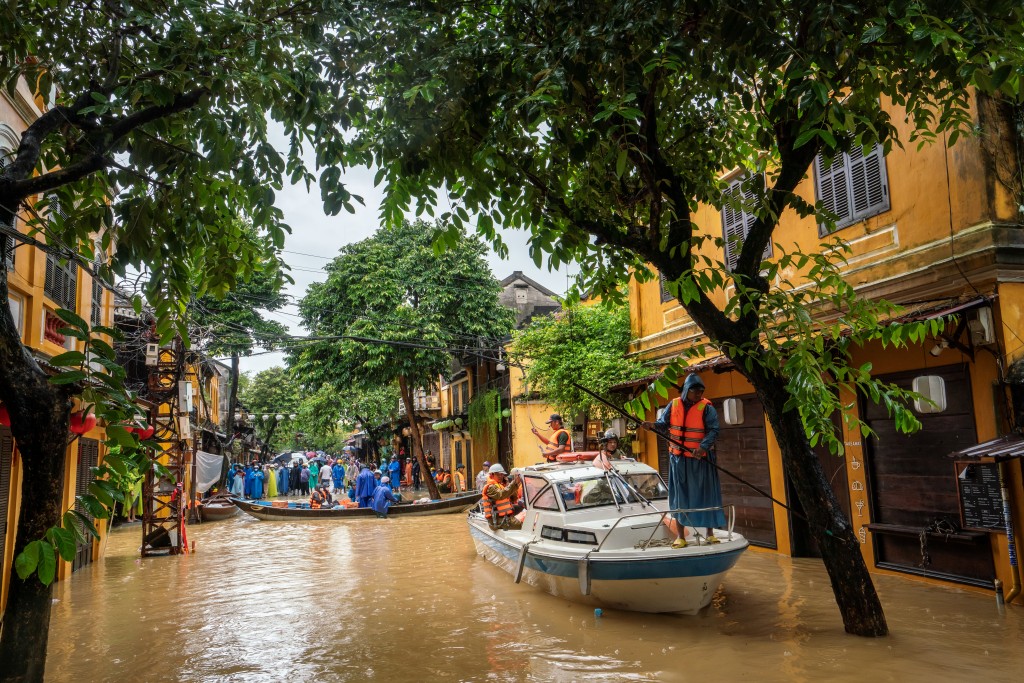 Biển nước như nuốt trọn mọi sinh hoạt thường nhật, để lại hình ảnh hoang tàn nhưng cũng khắc sâu tinh thần kiên cường của người dân nơi phố cổ Hội An. Biển nước như nuốt trọn mọi sinh hoạt thường nhật, để lại hình ảnh hoang tàn nhưng cũng khắc sâu tinh thần kiên cường của người dân nơi phố cổ Hội An.