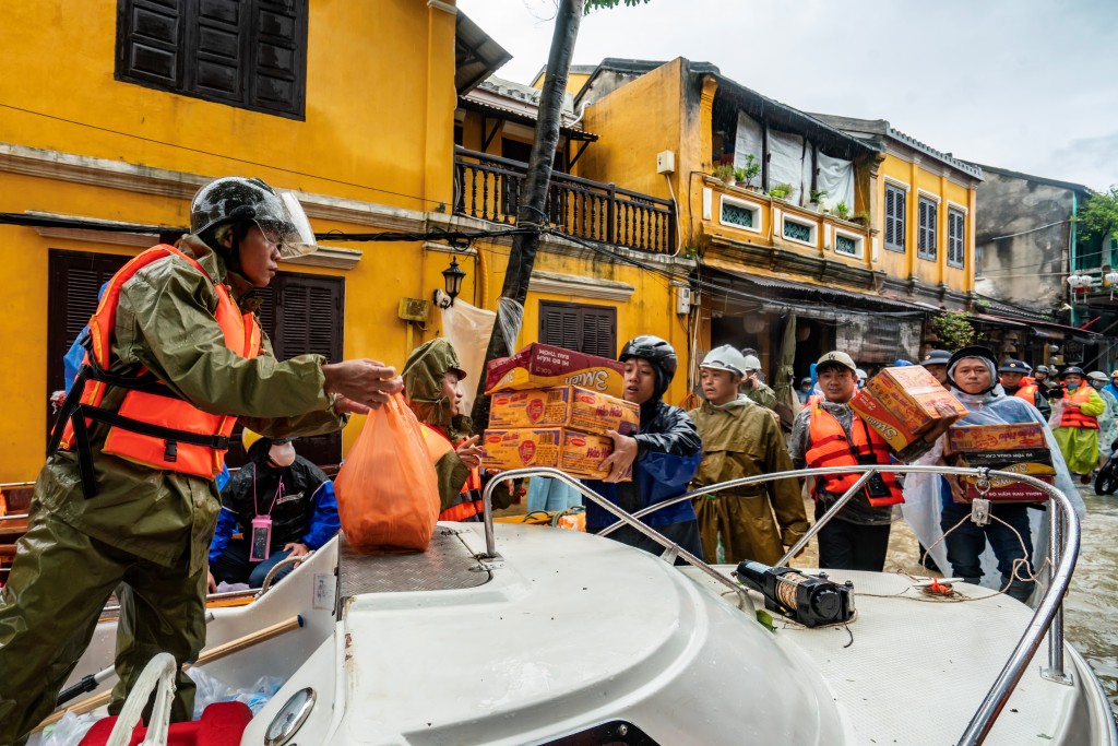 Dù mưa gió, nguy hiểm luôn rình rập, các cán bộ, chiến sĩ vẫn kiên cường làm nhiệm vụ, mang theo lương thực, thuốc men và niềm động viên để giúp bà con vượt qua thiên tai. Dù mưa gió, nguy hiểm luôn rình rập, các cán bộ, chiến sĩ vẫn kiên cường làm nhiệm vụ, mang theo lương thực, thuốc men và niềm động viên để giúp bà con vượt qua thiên tai.