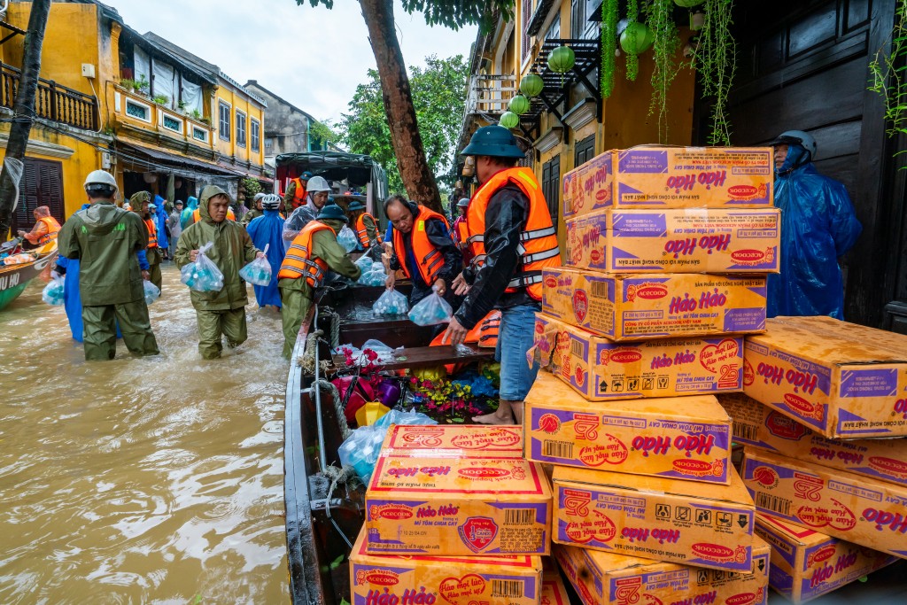 Những chuyến lương thực, thuốc men liên tục được vận chuyển tới những vùng bị cô lập Những chuyến lương thực, thuốc men liên tục được vận chuyển tới những vùng bị cô lập