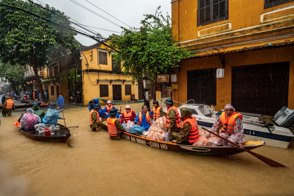 Giữa biển nước mênh mông ở Hội An, lực lượng Công an và Quân đội luôn có mặt kịp thời, sát cánh cùng người dân. Họ chèo thuyền, cõng trẻ em, dìu người già vượt qua dòng nước xiết, di dời hộ dân đến nơi an toàn. Giữa biển nước mênh mông ở Hội An, lực lượng Công an và Quân đội luôn có mặt kịp thời, sát cánh cùng người dân. Họ chèo thuyền, cõng trẻ em, dìu người già vượt qua dòng nước xiết, di dời hộ dân đến nơi an toàn.