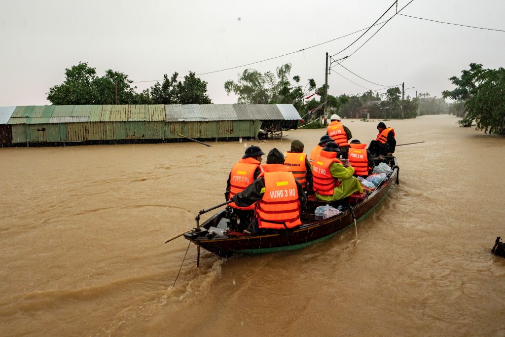 Dòng nước cuồn cuộn, những con phố thân quen trở thành sông sâu, nhưng từng đoàn cán bộ, chiến sĩ vẫn lặng lẽ tiến bước, cõng cụ già, bế em nhỏ, chèo thuyền vượt nước xiết đưa người dân đến nơi an toàn.  Dòng nước cuồn cuộn, những con phố thân quen trở thành sông sâu, nhưng từng đoàn cán bộ, chiến sĩ vẫn lặng lẽ tiến bước, cõng cụ già, bế em nhỏ, chèo thuyền vượt nước xiết đưa người dân đến nơi an toàn.