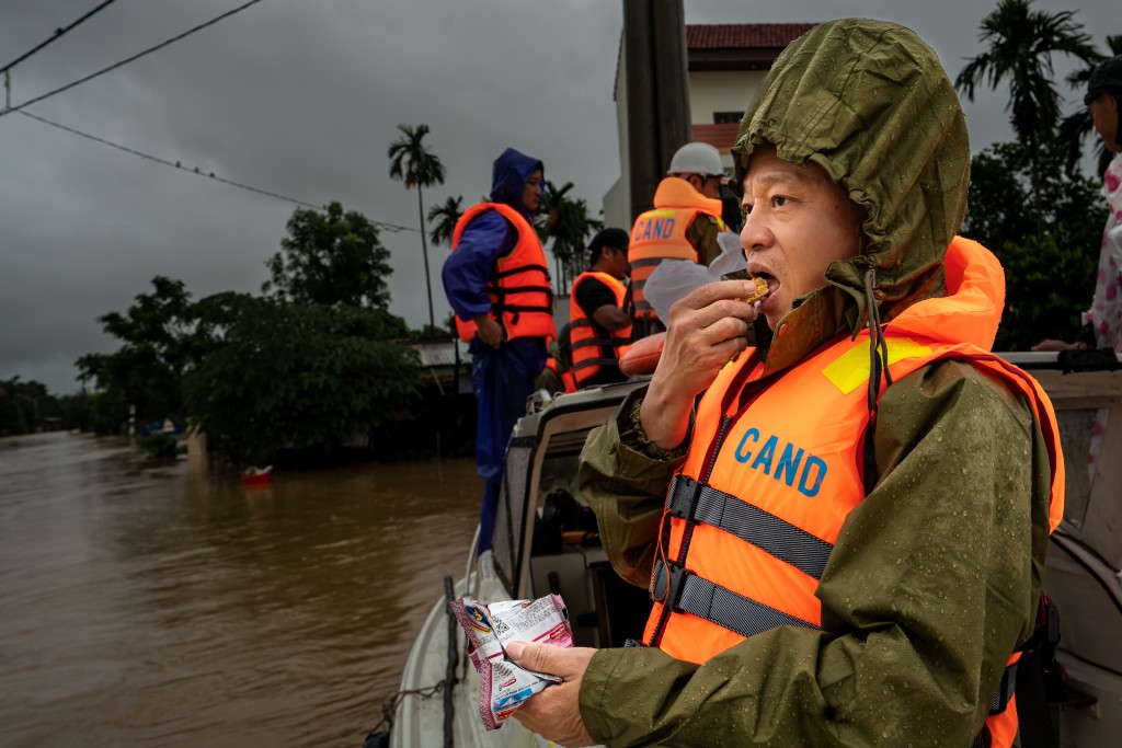 Trong đêm trắng, họ ướt sũng trong mưa, kiệt sức vì lạnh, nhưng không ai rời vị trí. Trong gian khó, ánh đèn pin của lực lượng cứu hộ hắt lên giữa màn nước tối đen như biểu tượng của niềm tin, của tình người.  Trong đêm trắng, họ ướt sũng trong mưa, kiệt sức vì lạnh, nhưng không ai rời vị trí. Trong gian khó, ánh đèn pin của lực lượng cứu hộ hắt lên giữa màn nước tối đen như biểu tượng của niềm tin, của tình người.