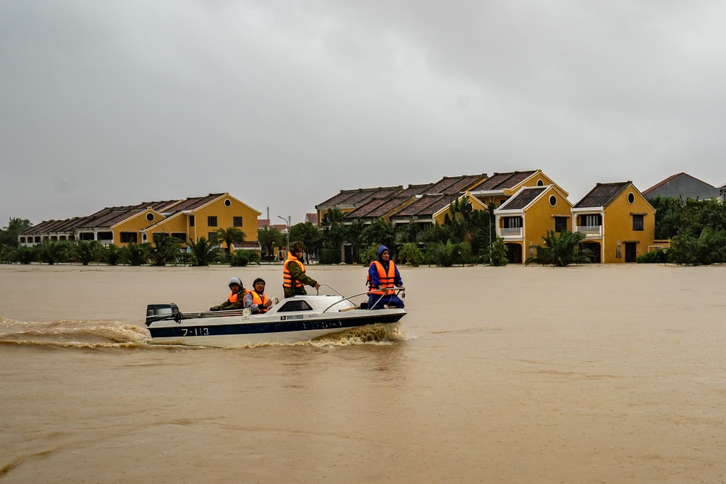Sự quả cảm và tinh thần “vì Nhân dân phục vụ” của lực lượng Công an, Quân đội không chỉ cứu sinh mạng và tài sản của bao người dân vùng lũ, mà còn khắc sâu hình ảnh đẹp đẽ, thiêng liêng của người chiến sĩ Việt Nam, luôn vững vàng nơi tuyến đầu. Sự quả cảm và tinh thần “vì Nhân dân phục vụ” của lực lượng Công an, Quân đội không chỉ cứu sinh mạng và tài sản của bao người dân vùng lũ, mà còn khắc sâu hình ảnh đẹp đẽ, thiêng liêng của người chiến sĩ Việt Nam, luôn vững vàng nơi tuyến đầu.