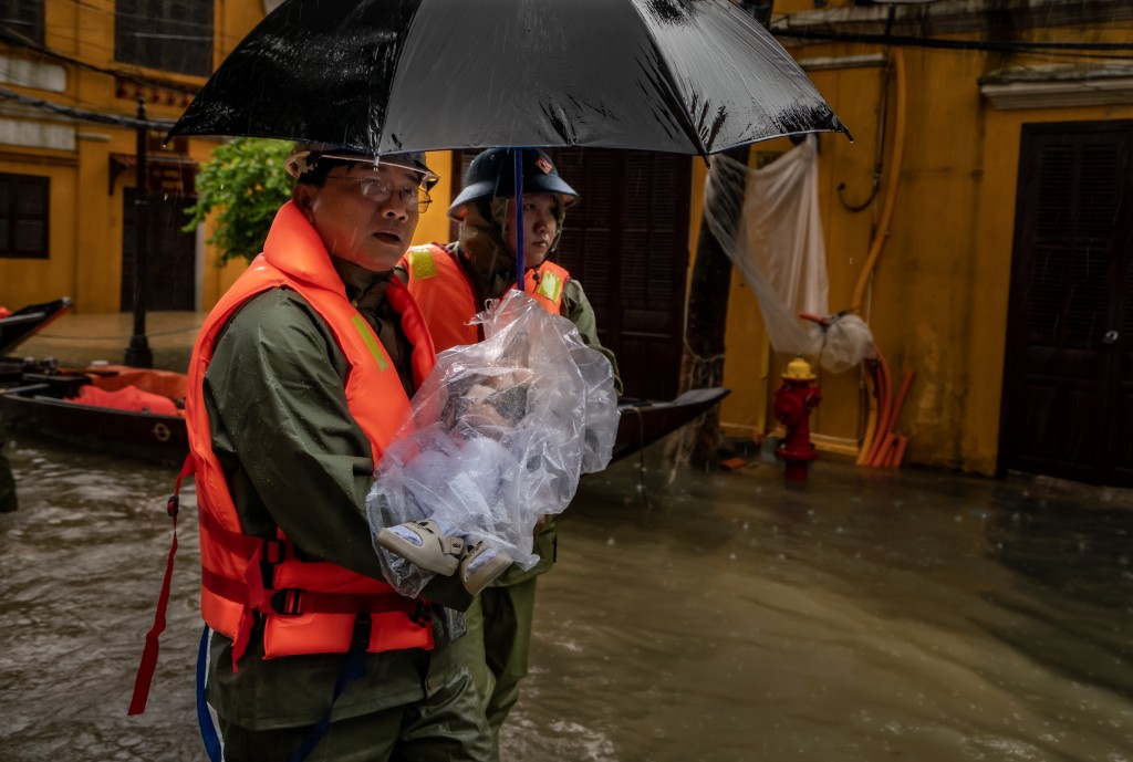 Sự hiện diện và hành động quả cảm của họ chính là điểm tựa vững chắc, thể hiện tinh thần “vì Nhân dân phục vụ” giữa những ngày lũ lịch sử. Sự hiện diện và hành động quả cảm của họ chính là điểm tựa vững chắc, thể hiện tinh thần “vì Nhân dân phục vụ” giữa những ngày lũ lịch sử.