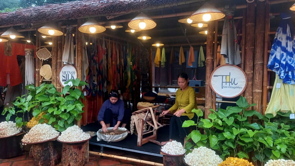 Các nghệ nhân miệt mài se tơ, dệt lụa, tái hiện tinh hoa nghề truyền thống Các nghệ nhân miệt mài se tơ, dệt lụa, tái hiện tinh hoa nghề truyền thống