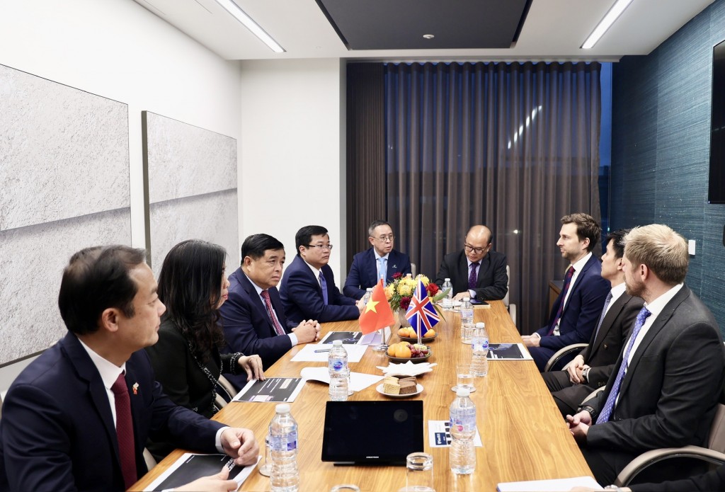 Phó Thủ tướng Nguyễn Chí Dũng và đoàn công tác của Chính phủ tiếp, làm việc với tập đoàn Revolut - Ảnh: VGP/Thu Sa