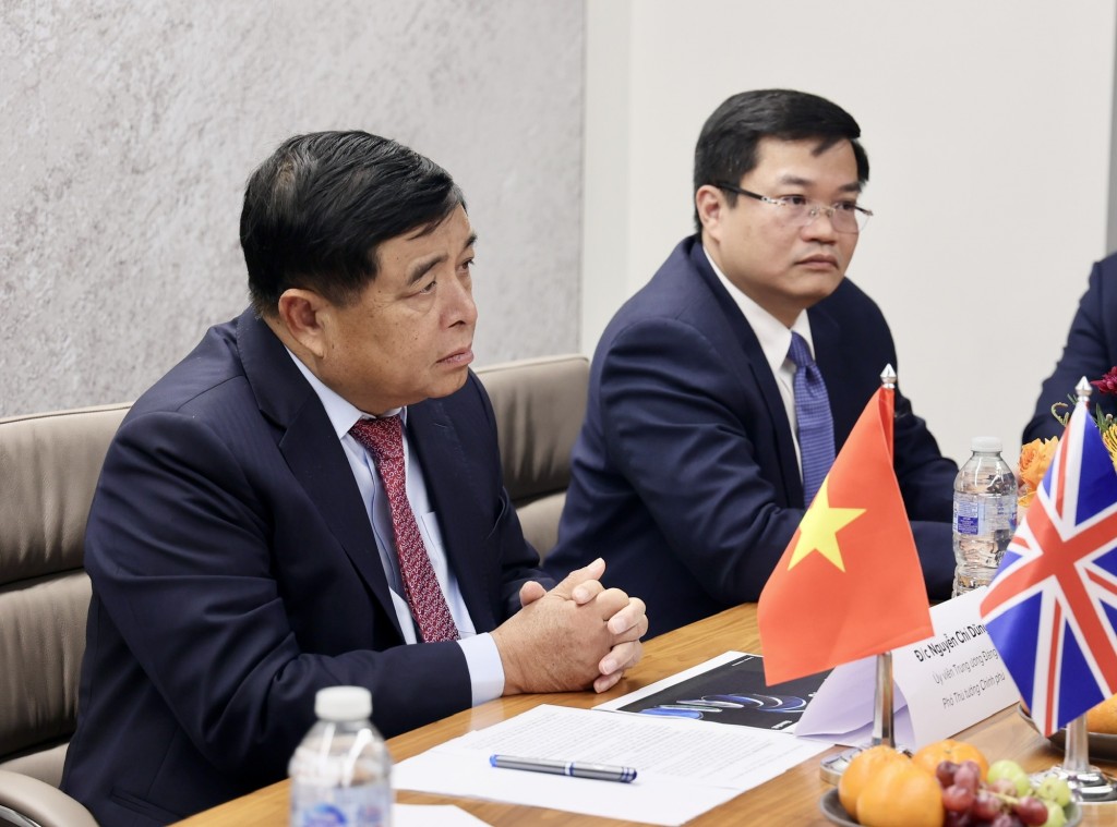 Phó Thủ tướng trao đổi tại buổi làm việc với tập đoàn Revolut - Ảnh: VGP/Thu Sa