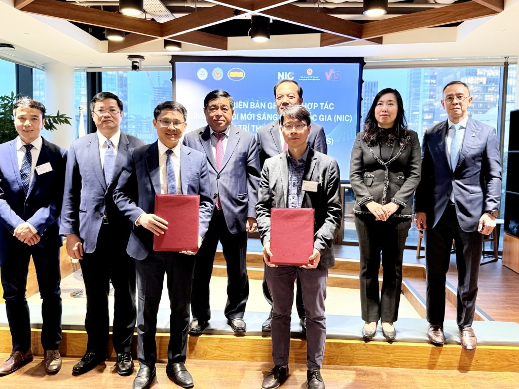 Phó Thủ tướng chứng kiến lễ ký kết Biên bản ghi nhớ hợp tác (MoU) giữa Trung tâm Đổi mới sáng tạo Quốc gia (NIC, Bộ Tài chính) và Hội trí thức người Việt Nam tại Vương quốc Anh và Bắc Ireland (VIS) - Ảnh: VGP/Thu Sa