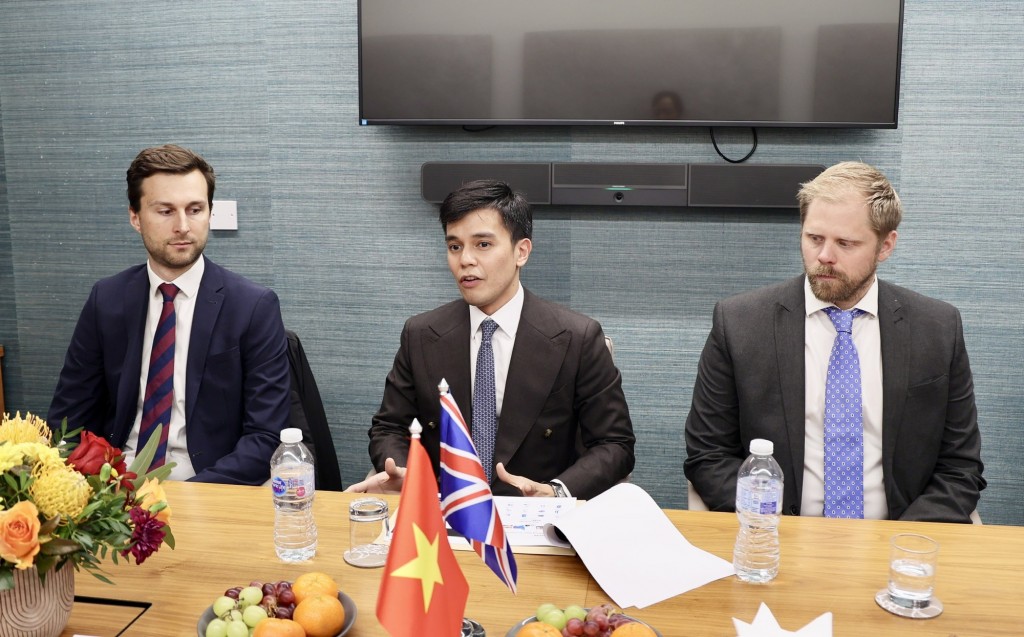 Lãnh đạo tập đoàn Revolut phát biểu tại buổi làm việc - Ảnh: VGP/Thu Sa