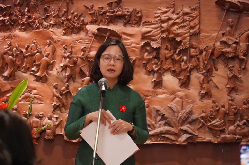 Đồng chí Lê Thị Ánh Mai – Phó Giám đốc Sở Văn hóa và Thể thao Hà Nội phát biểu khai mạc chương trình Đồng chí Lê Thị Ánh Mai – Phó Giám đốc Sở Văn hóa và Thể thao Hà Nội phát biểu khai mạc chương trình