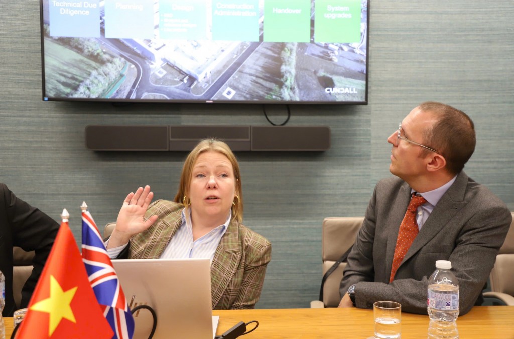 Lãnh đạo tập đoàn iProov phát biểu tại buổi làm việc - Ảnh: VGP/Thu Sa