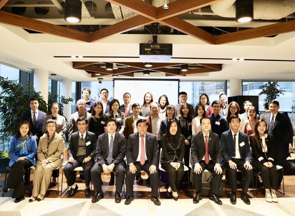 Phó Thủ tướng Nguyễn Chí Dũng và các thành viên đoàn công tác của Chính phủ chụp ảnh lưu niệm tại Diễn đàn - Ảnh: VGP/Thu Sa