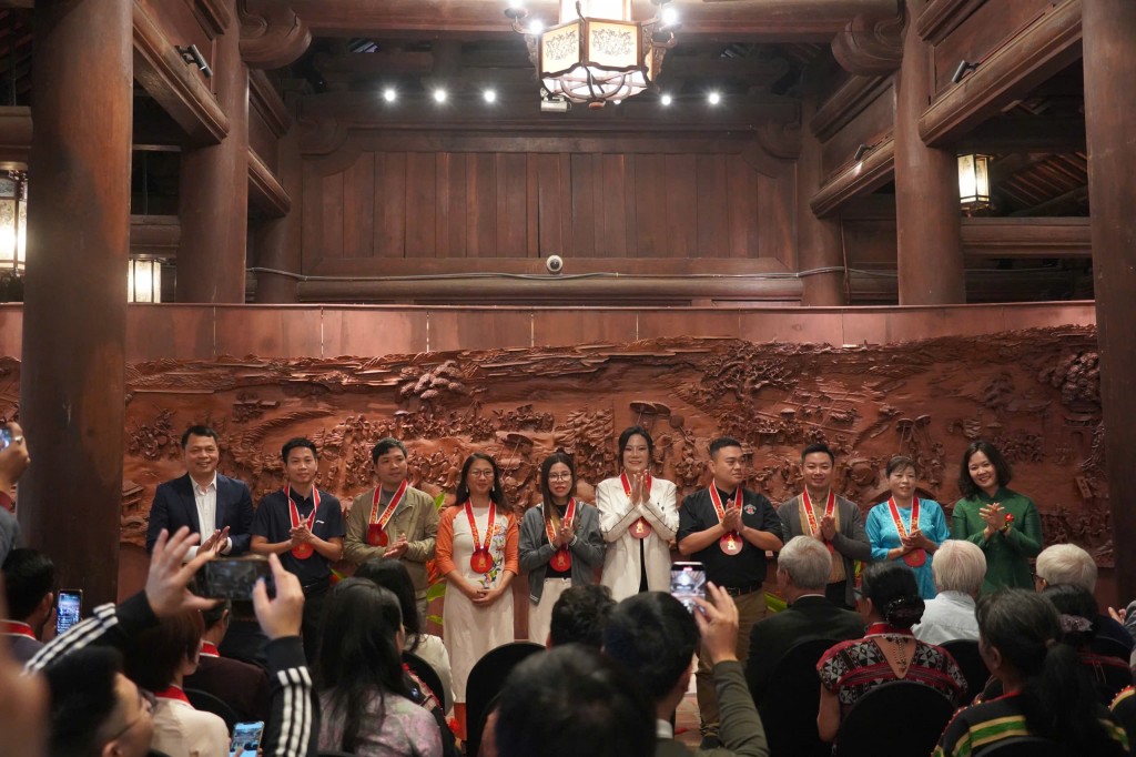 Đồng chí Lê Thị Ánh Mai - Phó Giám đốc Sở Văn hóa và Thể thao Hà Nội  Đồng chí Lê Thị Ánh Mai - Phó Giám đốc Sở Văn hóa và Thể thao Hà Nội