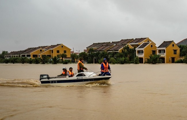 Những người lao vào tâm lũ