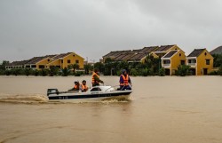 Những người lao vào tâm lũ