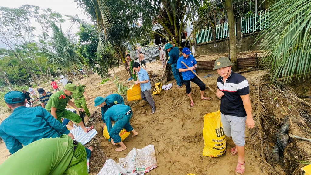 Đà Nẵng: Sạt lở đe dọa 50 nhà dân ven sông Thu Bồn Đà Nẵng: Sạt lở đe dọa 50 nhà dân ven sông Thu Bồn