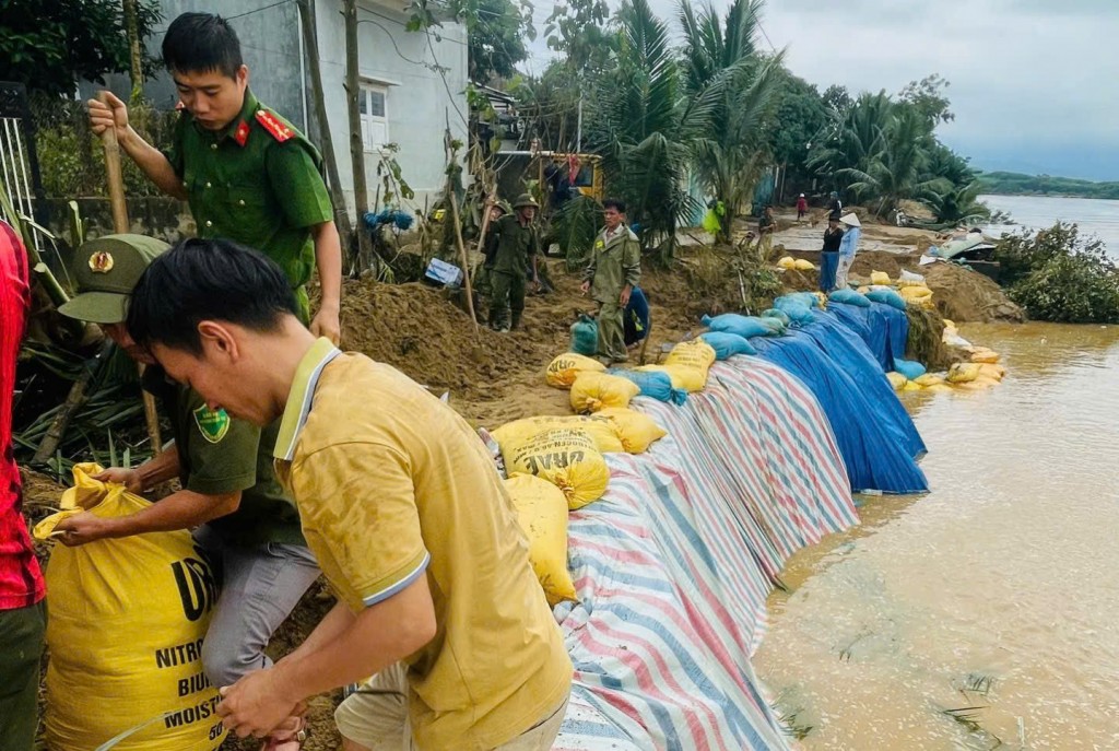Đà Nẵng: Sạt lở đe dọa 50 nhà dân ven sông Thu Bồn Đà Nẵng: Sạt lở đe dọa 50 nhà dân ven sông Thu Bồn