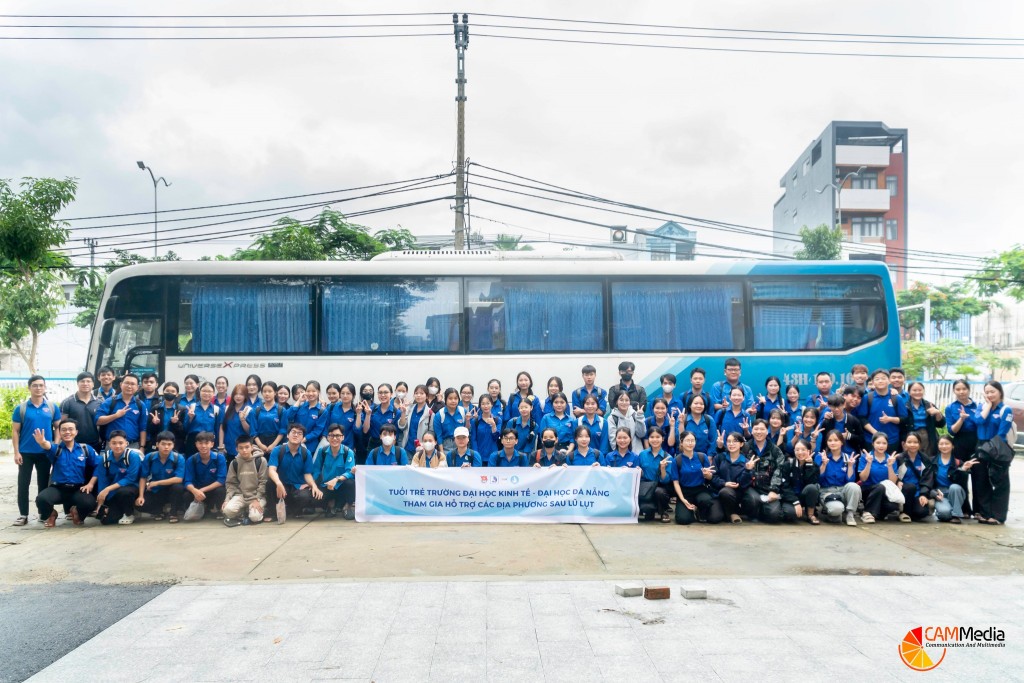 Hơn 100 cán bộ, sinh viên Trường Đại học Kinh tế - Đại học Đà Nẵng (DUE) chung tay dọn dẹp bùn đất, giúp người dân Xã Vu Gia (TP Đà Nẵng) khắc phục hậu quả nặng nề của mưa lũ. Hơn 100 cán bộ, sinh viên Trường Đại học Kinh tế - Đại học Đà Nẵng (DUE) chung tay dọn dẹp bùn đất, giúp người dân Xã Vu Gia (TP Đà Nẵng) khắc phục hậu quả nặng nề của mưa lũ.