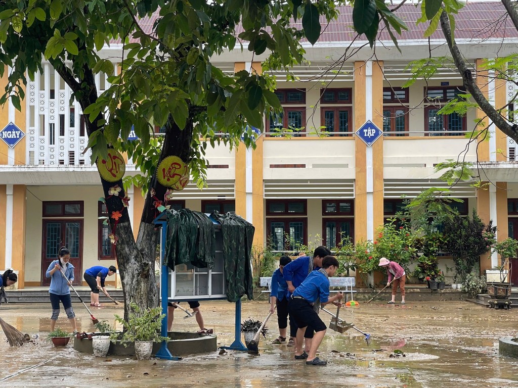 Hơn 100 cán bộ, sinh viên tiếp sức đồng bào vùng lũ Hơn 100 cán bộ, sinh viên tiếp sức đồng bào vùng lũ