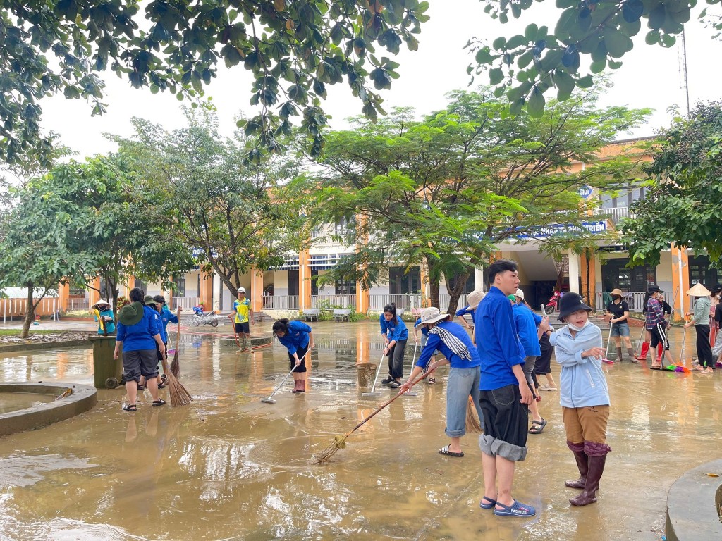 Các cán bộ và sinh viên DUE nhanh chóng dọn dẹp, cạo bùn đất và lau chùi bàn ghế trong khuôn viên trường theo sự phân công chi tiết, đảm bảo tiến độ khắc phục hậu quả mưa lũ tại Xã Vu Gia. Các cán bộ và sinh viên DUE nhanh chóng dọn dẹp, cạo bùn đất và lau chùi bàn ghế trong khuôn viên trường theo sự phân công chi tiết, đảm bảo tiến độ khắc phục hậu quả mưa lũ tại Xã Vu Gia.
