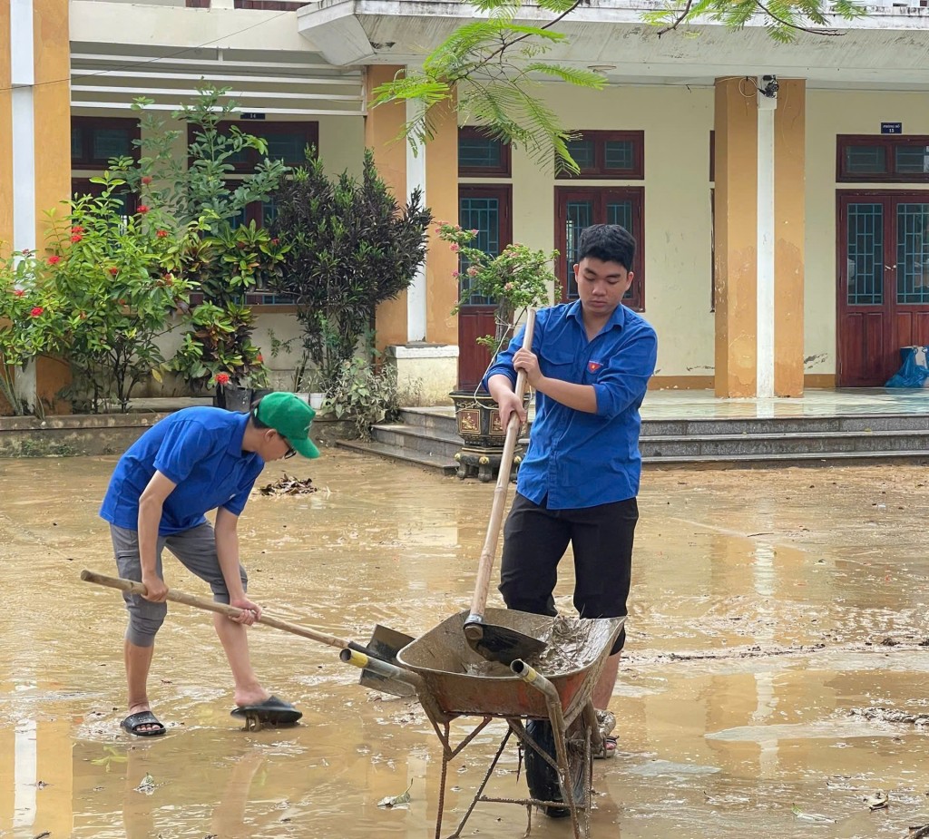 Dù công việc vất vả và đường đi trơn trượt, tinh thần  Hơn 100 cán bộ, sinh viên tiếp sức đồng bào vùng lũ