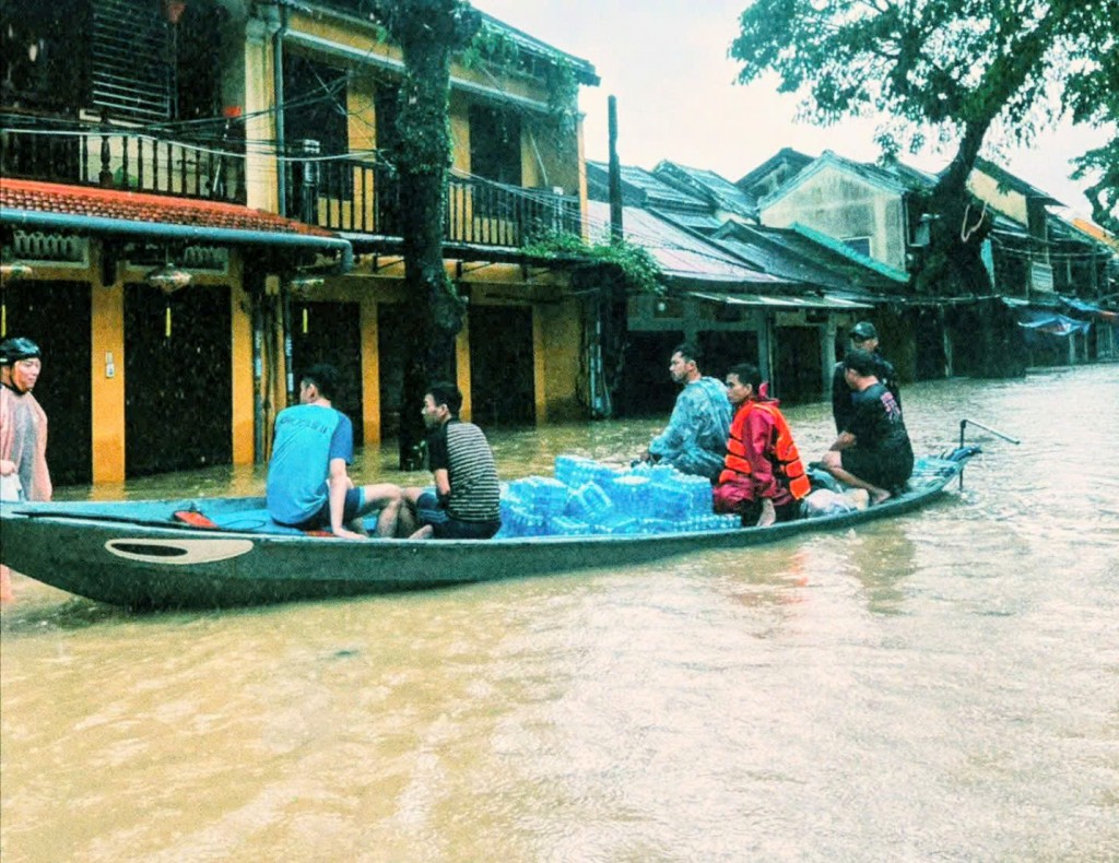 Đà Nẵng chịu thiệt hại nặng nề sau đợt mưa lũ, nhiều tài sản và cơ sở hạ tầng bị ảnh hưởng nghiêm trọng. Đà Nẵng chịu thiệt hại nặng nề sau đợt mưa lũ, nhiều tài sản và cơ sở hạ tầng bị ảnh hưởng nghiêm trọng.