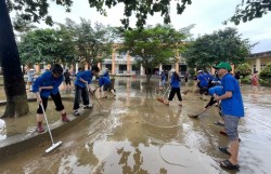 Hơn 100 cán bộ, sinh viên tiếp sức đồng bào vùng lũ