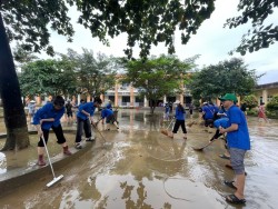 Hơn 100 cán bộ, sinh viên tiếp sức đồng bào vùng lũ