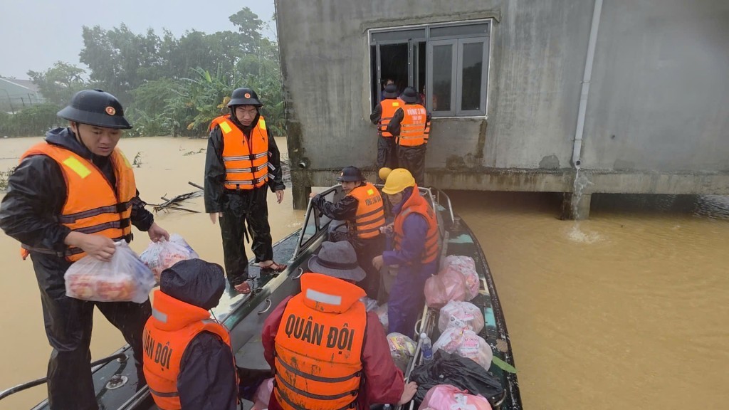 Tổ chức di dời người dân khỏi vùng nguy hiểm Tổ chức di dời người dân khỏi vùng nguy hiểm