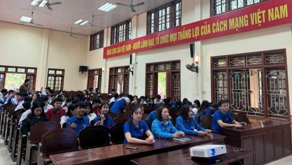 Tuổi trẻ Hưng Yên lan tỏa tinh thần chuyển đổi số đến từng hộ dân Tuổi trẻ Hưng Yên lan tỏa tinh thần chuyển đổi số đến từng hộ dân