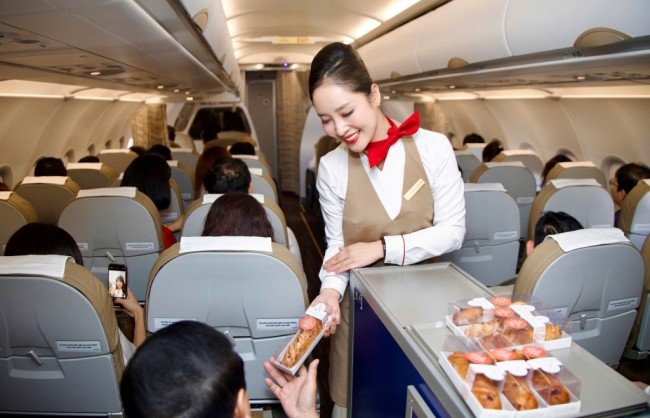 Hành khách được phục vụ bánh và nghe violin trên chuyến bay đầu tiên của Sun PhuQuoc Airways