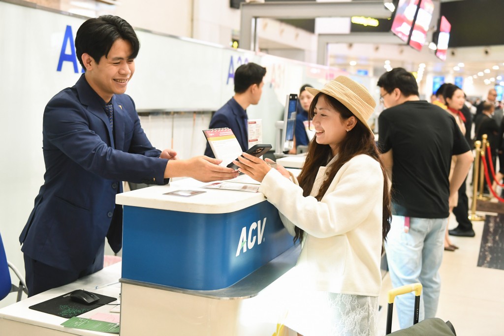 Hành khách được phục vụ bánh và nghe violin trên chuyến bay đầu tiên của Sun PhuQuoc Airways