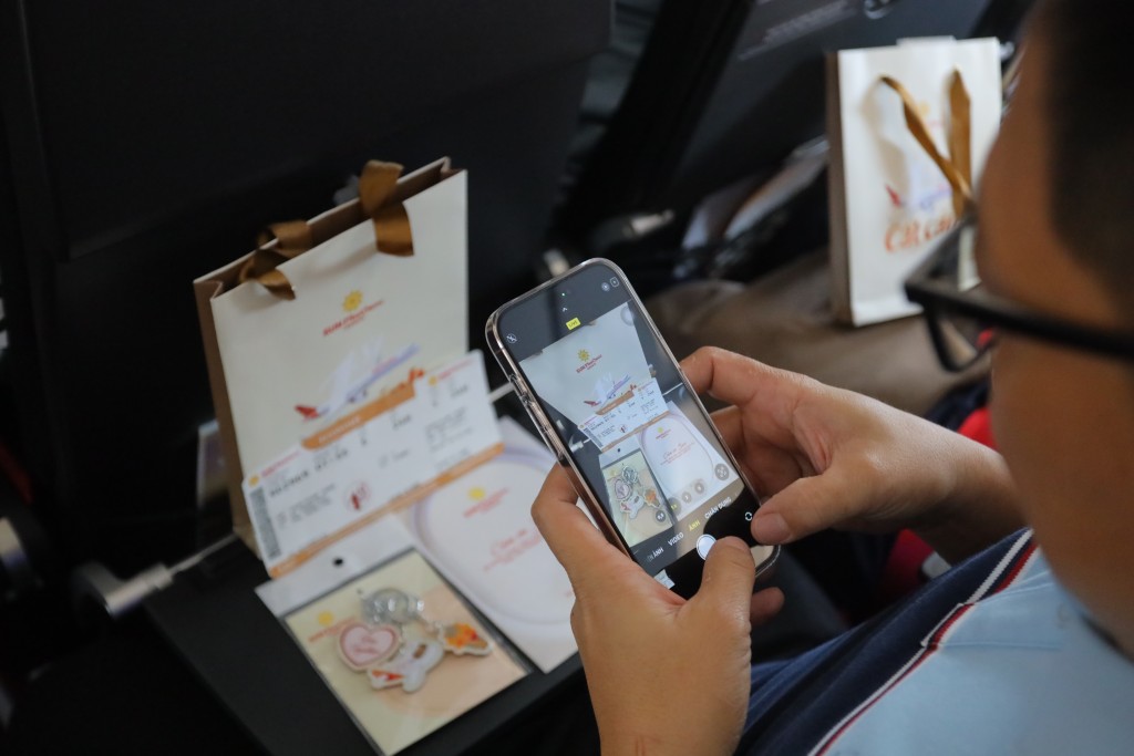 Hành khách được phục vụ bánh và nghe violin trên chuyến bay đầu tiên của Sun PhuQuoc Airways