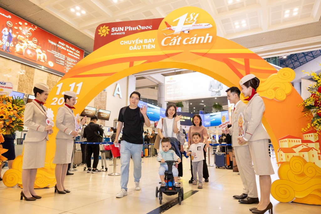 Hành khách được phục vụ bánh và nghe violin trên chuyến bay đầu tiên của Sun PhuQuoc Airways