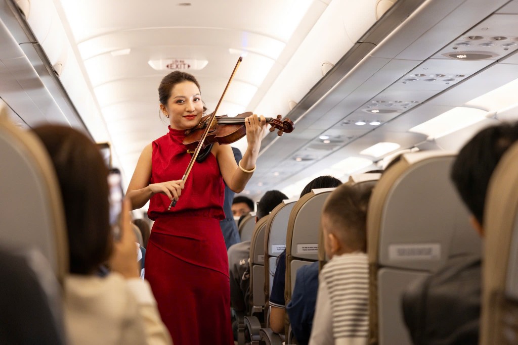 Hành khách được phục vụ bánh và nghe violin trên chuyến bay đầu tiên của Sun PhuQuoc Airways