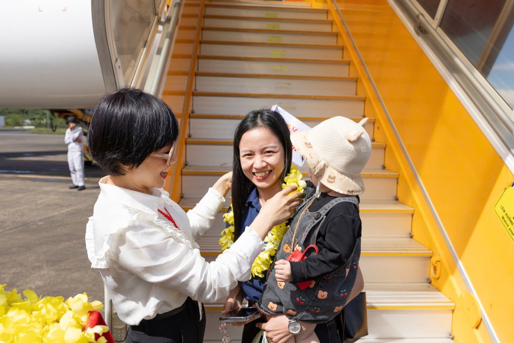 Hành khách được phục vụ bánh và nghe violin trên chuyến bay đầu tiên của Sun PhuQuoc Airways