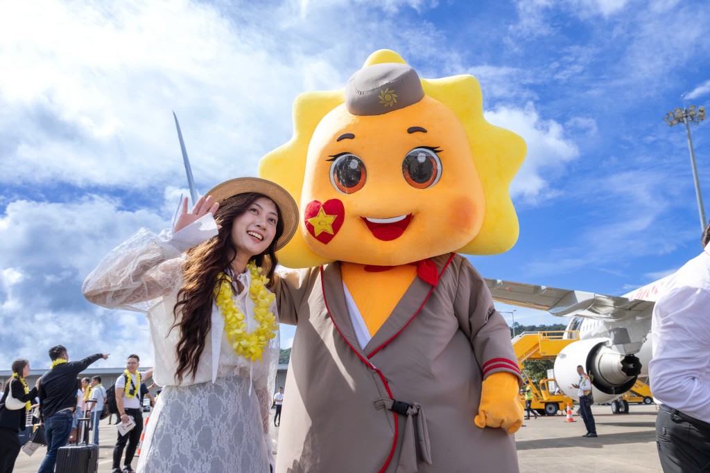 Hành khách được phục vụ bánh và nghe violin trên chuyến bay đầu tiên của Sun PhuQuoc Airways