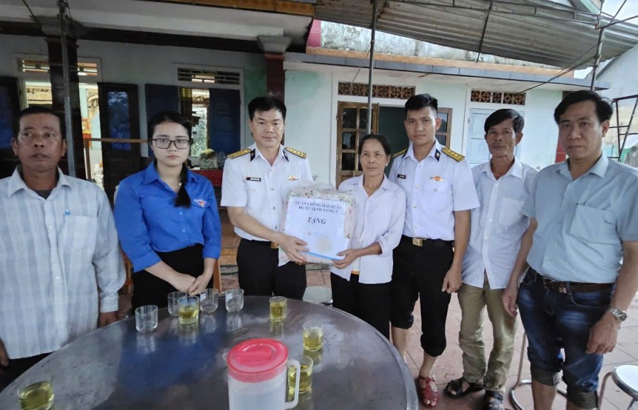 Vùng 3 Hải quân trao hỗ cho người dân vùng lũ TP Huế