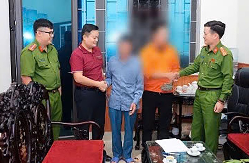 Công an xã và đại diện ngân hàng Agribank làm việc với gia đình ông Đ