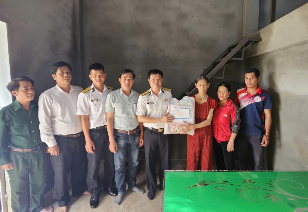 Đại diện chính quyền địa phương cùng Quân chủng Hải quân, Bộ Tư lệnh Vùng 3 Hải quân thăm hỏi động viên gia đình neo đơn Nguyễn Thị Hải phường Phong Điền (Ảnh H.Quảng)